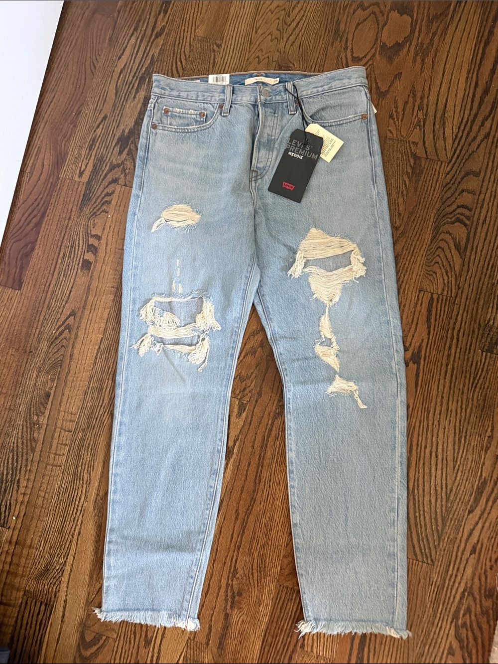 NWT Levi's wedgie Light Blue Distressed High-Rise Jeans 28